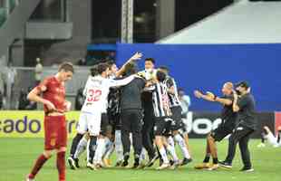 Com gols de Hulk, de pnalti, e Keno (e), o Galo virou sobre o Bahia, por 3 a 2 e chegou ao bicampeonato brasileiro