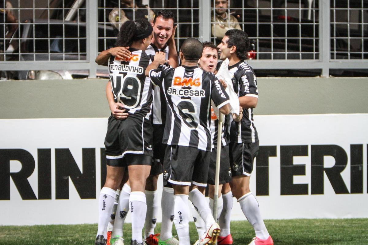 15 - As boas atuaes mantinham Rver na Seleo Brasileira e ajudavam o Atltico a brigar pelo ttulo brasileiro. No fim do ano, o time alvinegro foi vice-campeo, com pontuao inferior apenas  do Fluminense.