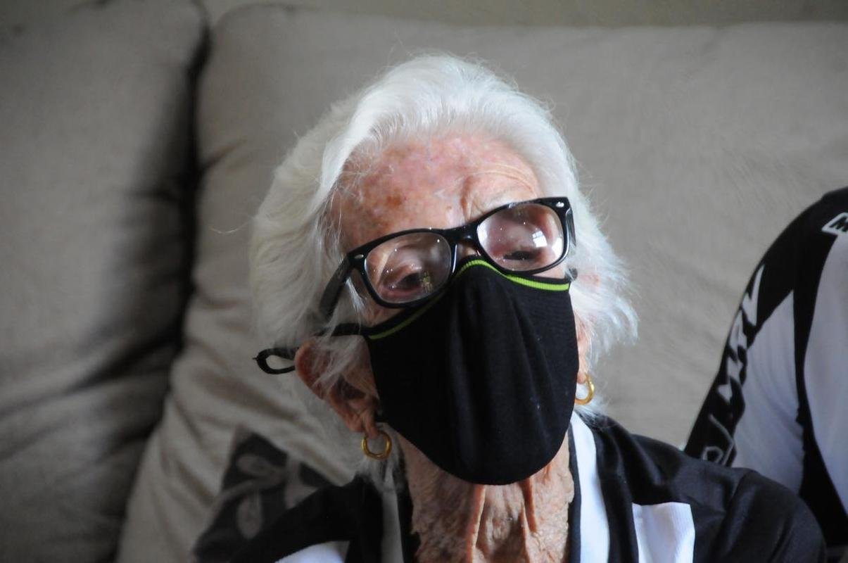 Ana C�ndida de Oliveira Marques, a Vov� do Galo, de 101 anos, ao lado da filha, Maria Aparecida, e dos netos Marcelo e Sabrina