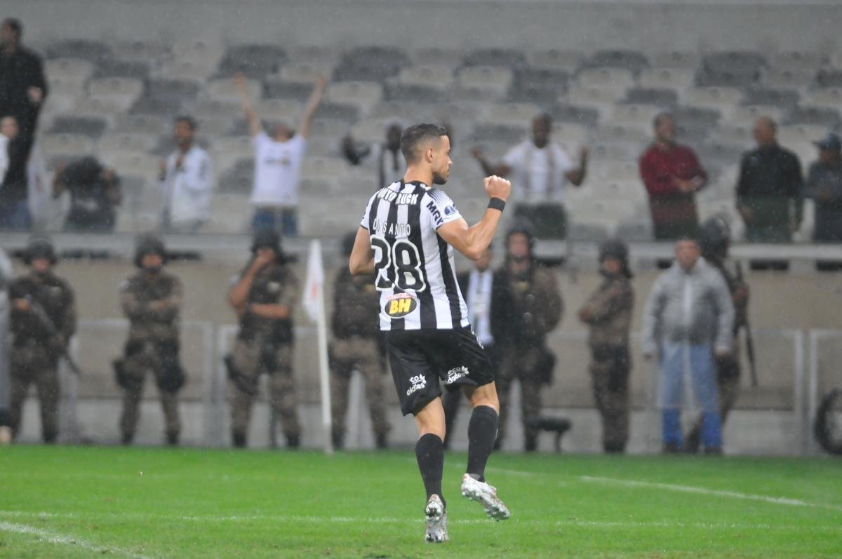 Atltico perdeu por 4 a 3 para o Coln nos pnaltis e foi eliminado da Copa Sul-Americana. Goleiro argentino Burin defendeu penalidades de Rver e Cazares