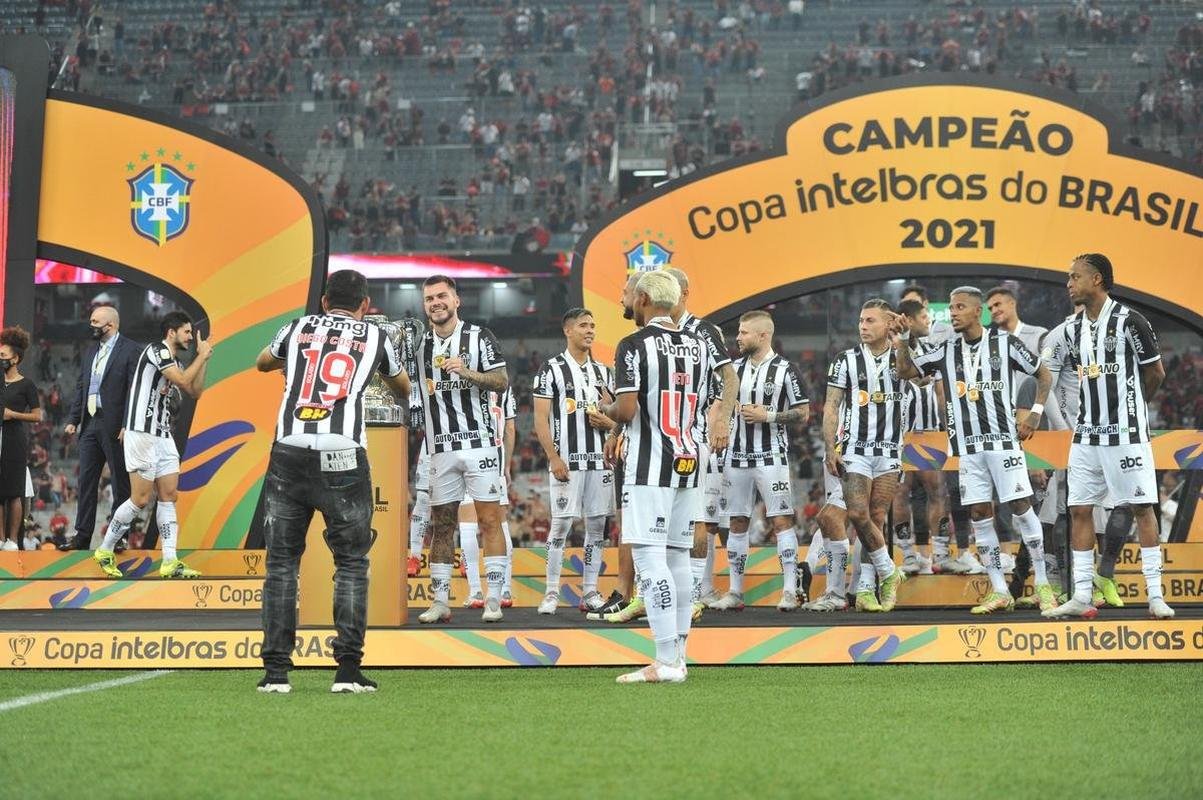 Atltico ergue a taa e festeja bi da Copa do Brasil