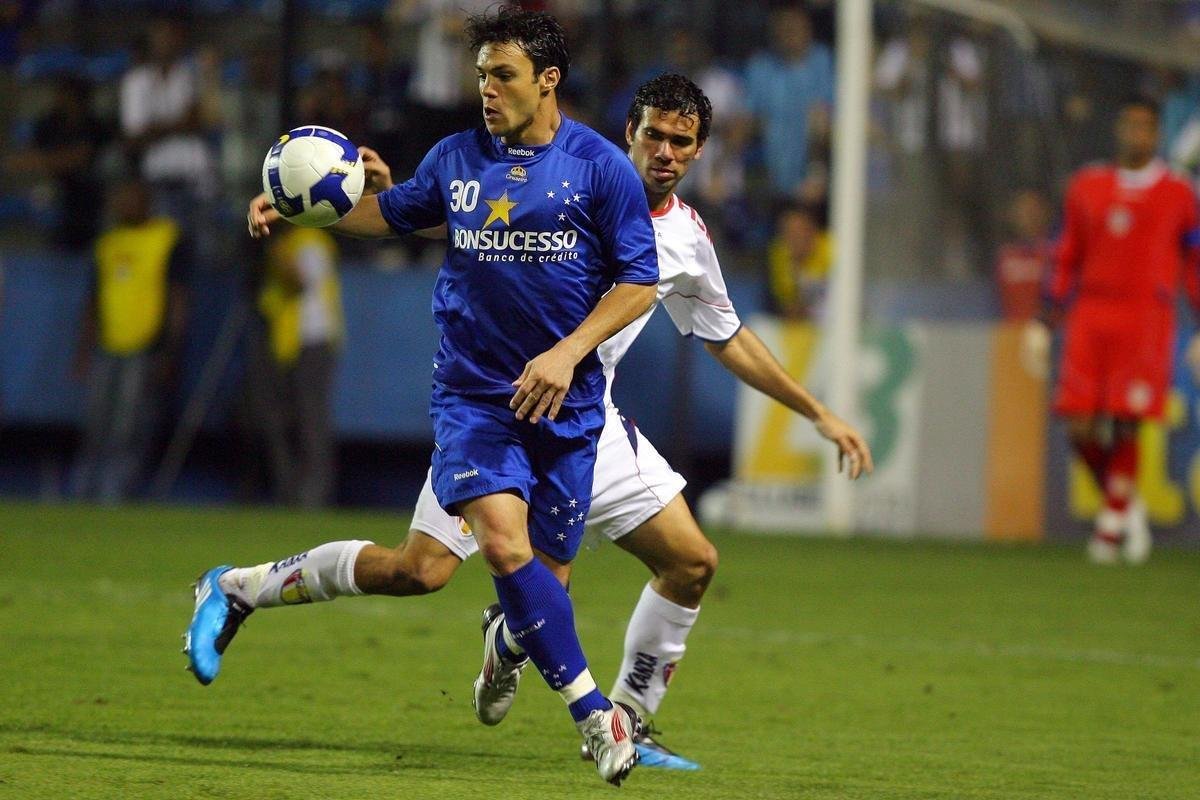 Klber (2009): moeda de troca na venda de Guilherme ao Dnamo de Kiev da Ucrnia, o Gladiador teve uma estreia bastante agitada pelo Cruzeiro. Em jogo contra o Estudiantes no dia 19 de fevereiro, pela primeira rodada do Grupo 5 da Copa Libertadores, ele marcou dois gols - um aos 24 e o outro aos 27min do segundo tempo - e recebeu carto vermelho aos 28min. A torcida celeste no se importou com a expulso do jogador e comemorou bastante a goleada por 3 a 0, no Mineiro. Em um ano e meio no Cruzeiro, Klber fez 38 gols em 59 apresentaes.