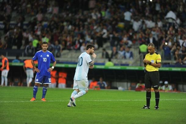 Fotos do duelo entre Argentina e Paraguai, no Mineiro, pela Copa Amrica