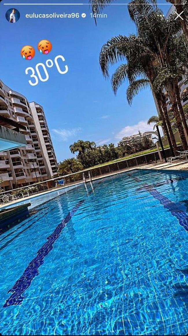 Lucas Oliveira curte o dia de sol com um banho de piscina 