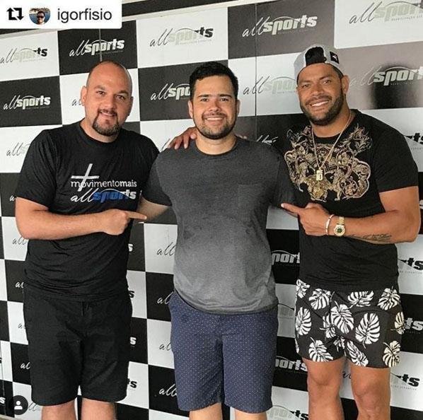 Hulk em BH ao lado dos fisioterapeutas Eduardo Santos e Igor Barbosa