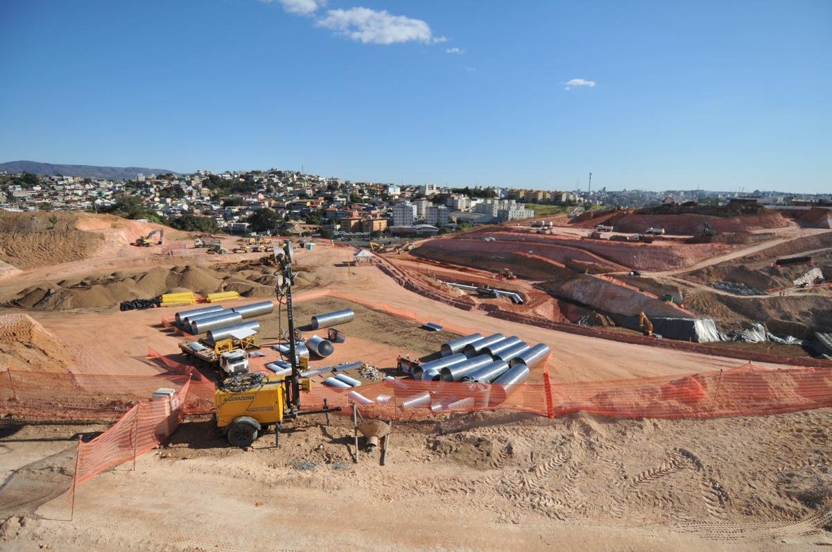 Nesta quarta-feira, a reportagem do Superesportes/Estado de Minas fez mais uma visita ao canteiro de obras da Arena MRV, futuro estdio do Atltico, no bairro Califrnia, em Belo Horizonte. A cada semana, o panorama muda bastante. No momento, a construo est em fase de terraplanagem. A boa notcia neste dia 26 de agosto  que a prefeitura da capital liberou o alvar que autoriza o incio das edificaes. (Alexandre Guzanshe/EM/D. A Press)
