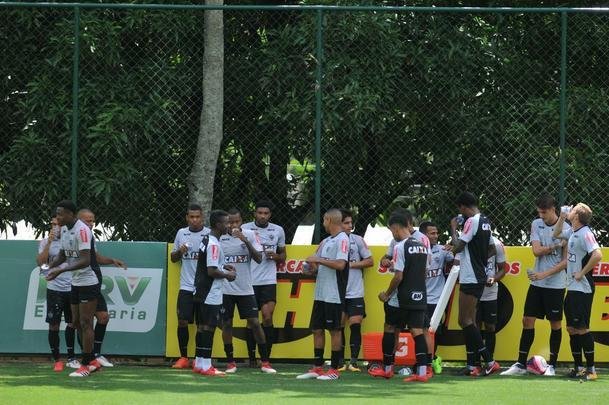 Manh desta sexta-feira foi agitada no Atltico com demisso de Oswaldo e coletiva do presidente