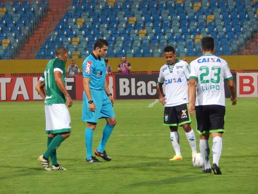 Imagens do duelo entre Gois e Amrica, com portes fechados no Estdio Olmpico
