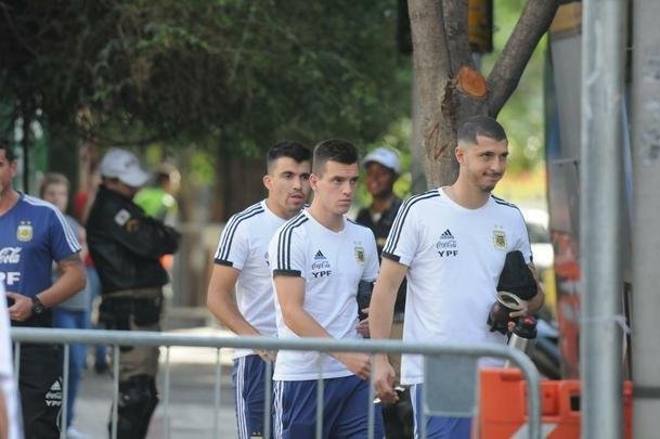 Jogadores da Seleo Argentina deixaram hotel sem contato com torcedores. Em seguida, fizeram um treino fechado no Estdio Independncia. No sbado, Messi e cia decidem terceiro lugar da Copa Amrica na Arena Corinthians