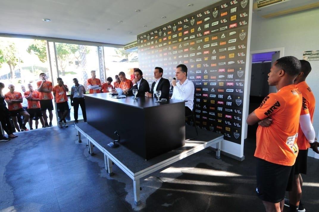 Imagens do pronunciamento do ex-volante Adilson