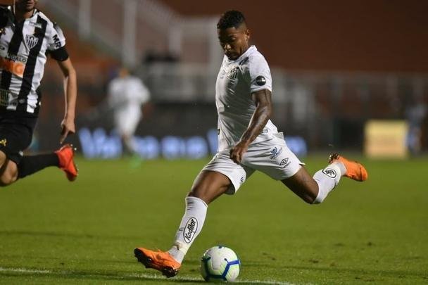 Atlético derrotou Santos por 2 a 1, de virada, com gols de Chará, e avançou às quartas de final da Copa do Brasil
