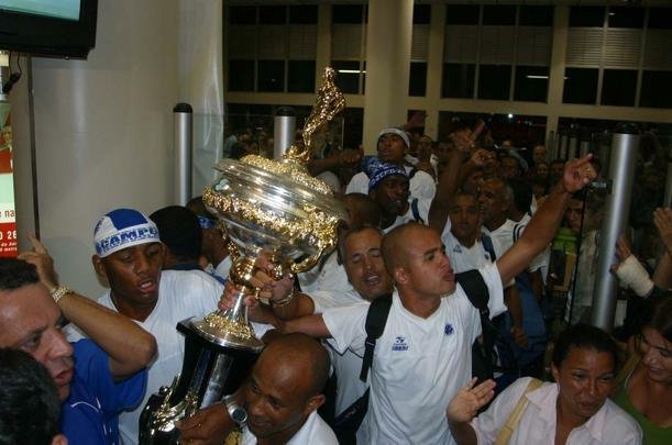O primeiro passo do Cruzeiro em 2003 para alcanar a histrica Trplice Coroa foi dado em 16 de maro, com a conquista do Campeonato Mineiro de pontos corridos. A taa foi erguida de forma antecipada com a vitria por 4 a 0 sobre a URT, no estdio Zama Maciel, em Patos de Minas, pela 11 rodada. Deivid, Aristizbal, Alex e Maurinho marcaram os gols do triunfo. Em seguida, o elenco deu a volta olmpica, ergueu a taa diante dos cruzeirenses e desfilou em carro aberto pela cidade do interior de Minas. No retorno a BH, naquele mesmo dia, o grupo foi recebido com festa pela torcida no Aeroporto da Pampulha. O Cruzeiro foi campeo estadual invicto. O ltimo jogo foi contra o Tupi, no Mineiro.