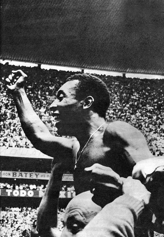 Pel sendo carregado por torcedores que comemoram a conquista da Copa do Mundo de 1970 no Estdio Azteca. Seleo venceu a Itlia por 4 a 1 na deciso