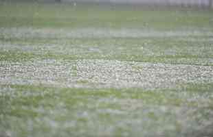 Em jogo com chuva de granizo e 'apago' no Horto, Galo  batido pelo Internacional por 1 a 0