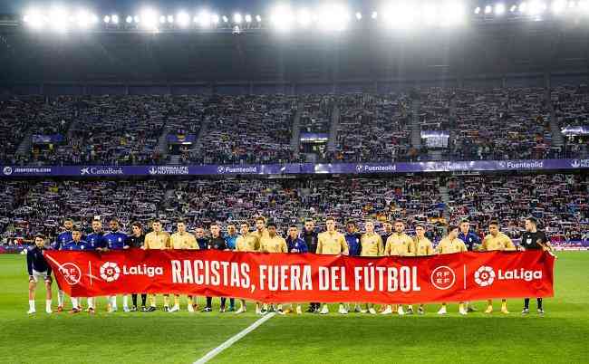 Jogadores de Barcelona e Valladolid carregam faixa de protesto aps Vini Jr ser novamente vtima de racismo na Espanha