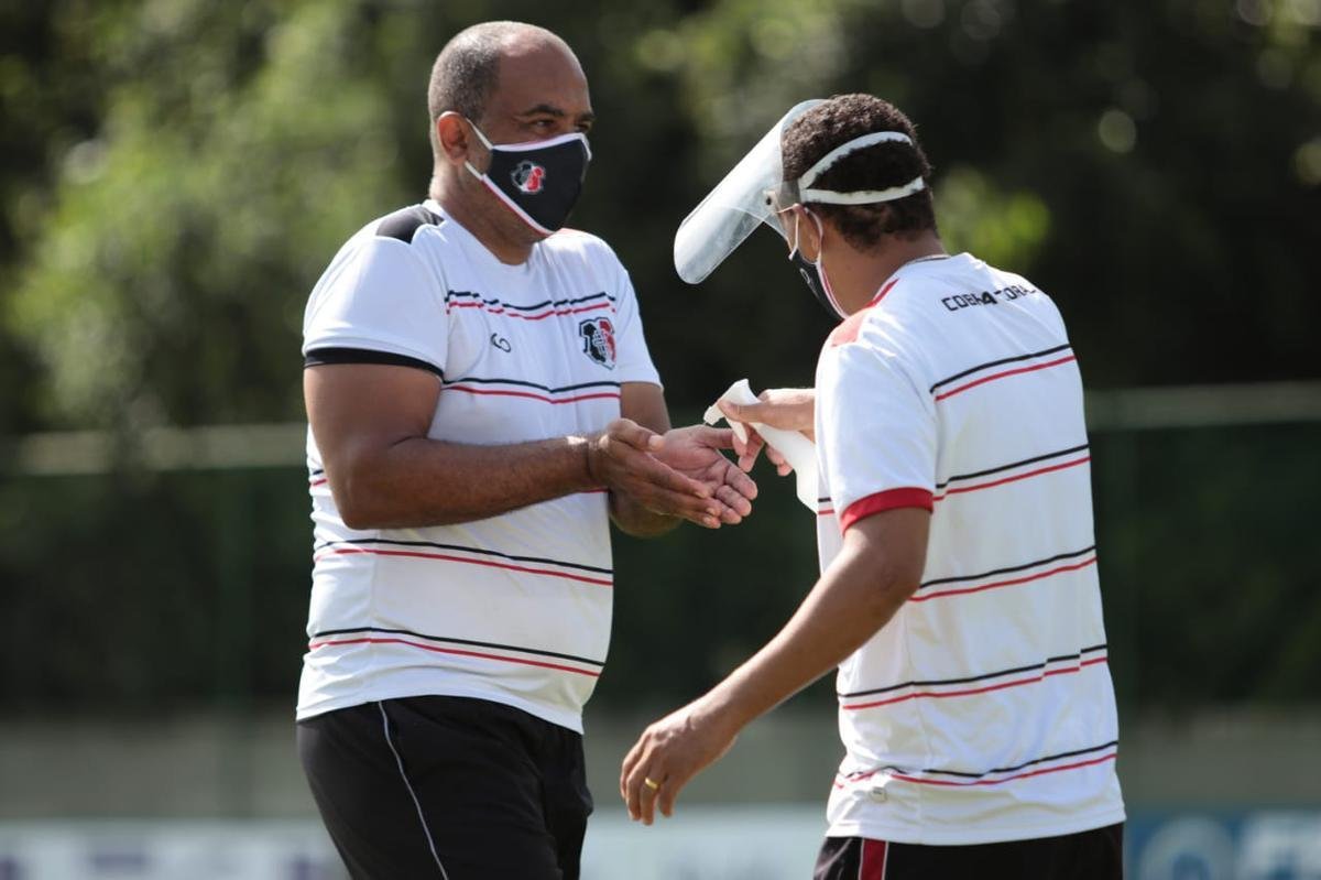 Dando sequência aos treinos, em retomada às atividades suspensas pela pandemia, elenco do Santa Cruz é dividido em três equipes para os trabalhos desta quinta-feira; grupo ainda não usará bola.