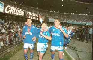 1997 - Copa Libertadores - Cruzeiro foi campeo ao vencer o Sporting Cristal na deciso. Imagem da comemorao do ttulo, aps a final, no Mineiro.