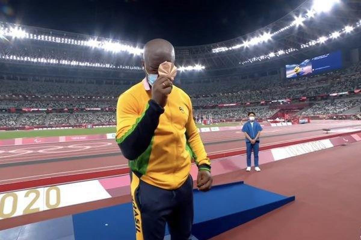 Joo Victor Teixeira conquistou duas medalhas de bronze no arremesso de peso na categoria F37 no atletismo