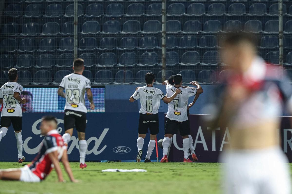 Atltico venceu o Cerro Porteo, em Assuno, com um gol de Keno, nos acrscimos do segundo tempo