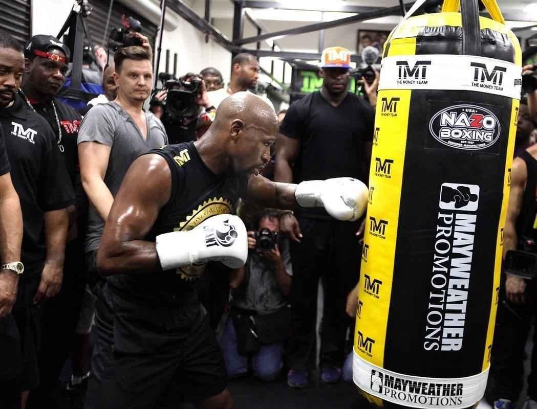 Em preparao para superluta contra Conor McGregor, em 26 de agosto, Floyd Mayweather recebe imprensa em treino aberto em Las Vegas 