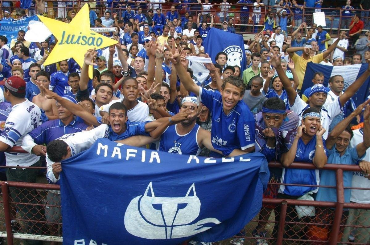Com o ttulo brasileiro confirmado, o Cruzeiro fez no dia 7 de dezembro de 2003 o jogo da taa e das faixas contra o Fluminense, no Mineiro. Com show de Alex, autor de dois gols, o time celeste goleou os cariocas por 5 a 2 e promoveu nova festa da torcida azul em Belo Horizonte. Jogadores finalmente ergueram a taa oficial do Campeonato Brasileiro, cedida pela CBF, e deram a volta olmpica. Os campees brasileiros de 1966 tambm participaram das comemoraes no Gigante da Pampulha.