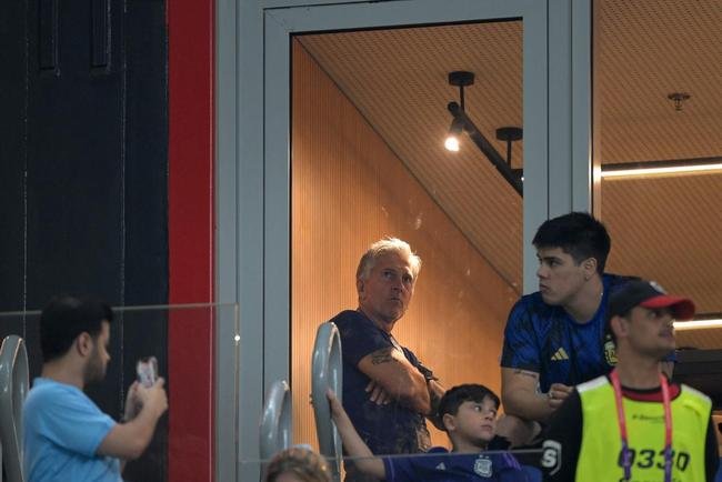 Familiares de Messi em camarote do Estdio 974, de Doha, durante jogo entre Argentina e Polnia pelo Grupo C da Copa do Mundo. Nas fotos aparecem o pai Jorge Messi, a esposa Antonela Roccuzzo e os filhos Ciro, Thiago e Matteo