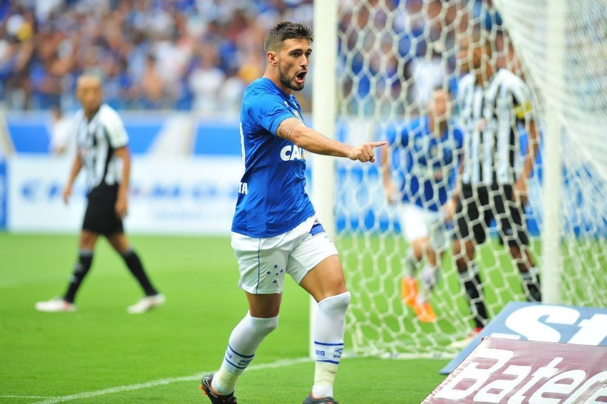 Cruzeiro pressionou o Atltico nos minutos iniciais e abriu o placar aos 3, com gol de cabea de Arrascaeta