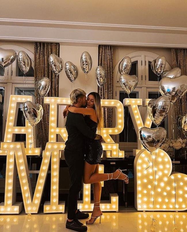 Camila tambm postou registros da noite e mostrou a aliana de noivado. 