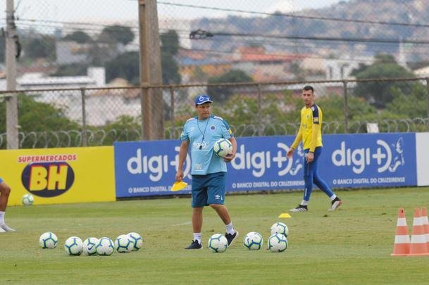 Adilson Batista em ao em seu primeiro treino  frente do Cruzeiro