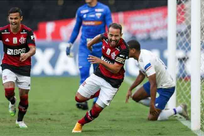 Everton Ribeiro comemora o gol, chamado de 'balo mgico', eleito o mais bonito do Brasileiro