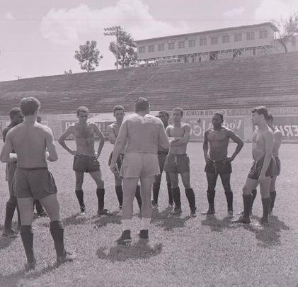 Fotos da carreira do polmico tcnico Yustrich, o Homo