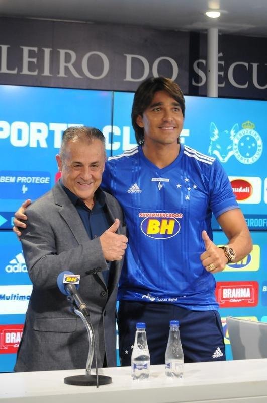 Fotos da apresentao do atacante Marcelo Moreno como novo reforo do Cruzeiro para 2020. Duante entrevista, jogador foi acompanhado pela esposa Marilisy Antonelli e pela filha, Maria Clara