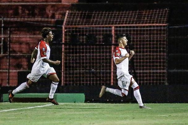 No segundo tempo, o Sport ainda ampliou o placar com Jean Patrick. Porém, com a expulsão do capitão Sander, o Imperatriz tomou a iniciativa do jogo e chegou ao empate com dois gols de Cesinha.