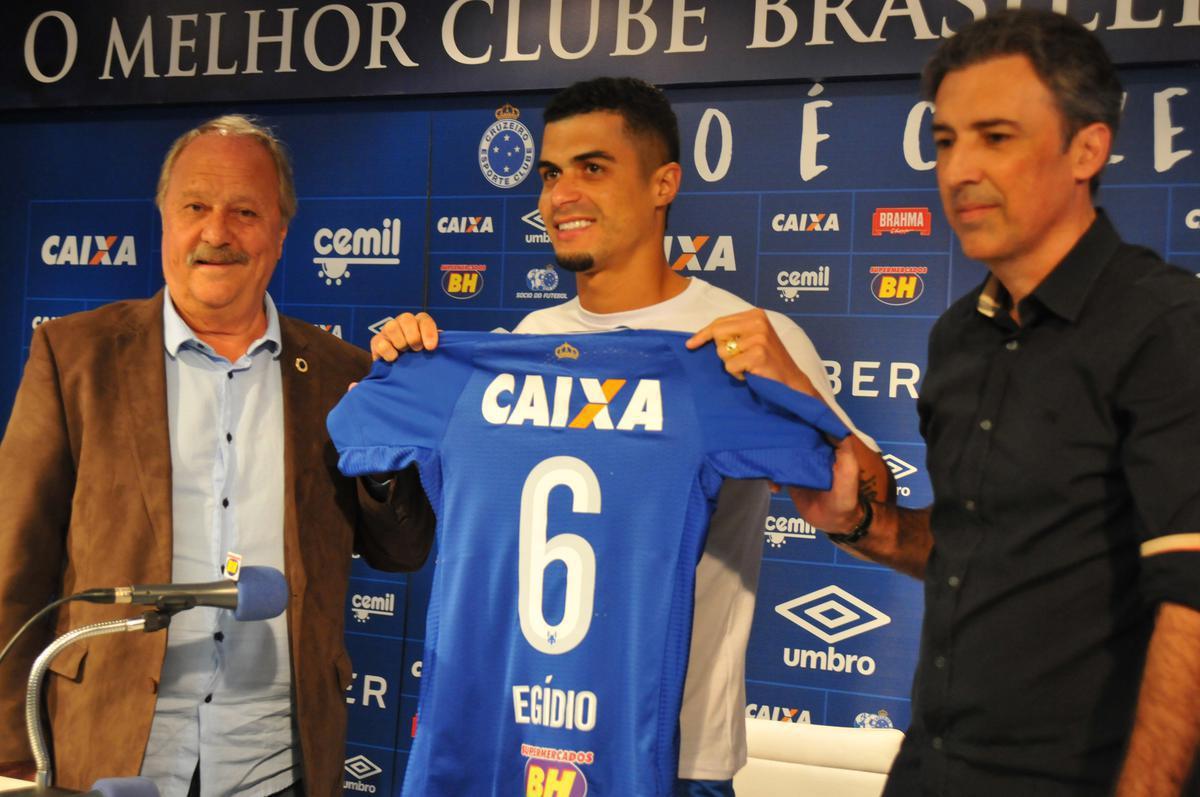 Egdio chegou ao Cruzeiro em 2013 referendado pela tima temporada no Gois, em 2012, quando marcou oito gols e deu 28 assistncias em 61 jogos e ajudou o time a ganhar o estadual e a Srie B. Na Raposa, deu continuidade ao bom futebol e participou ativamente do bicampeonato da Srie A, em 2013 e 2014. Na segunda conquista, foi eleito o melhor da posio. Em janeiro de 2015, transferiu-se para o Dnipro, da Ucrnia, porm ficou por l durante apenas trs meses devido ao no recebimento de salrios. No fim de maro, assinou com o Palmeiras at dezembro de 2017. Em 2018, voltou ao Cruzeiro, que buscava um substituto para Diogo Barbosa. O camisa 6 foi do cu ao inferno com a conquista de trs ttulos (uma Copa do Brasil e dois Mineiros) e o rebaixamento  segunda diviso nacional. Pelo time celeste, o lateral-esquerdo disputou 209 partidas, marcou cinco gols e colaborou com 29 assistncias. Em 2020, foi liberado em definitivo para o Fluminense, onde atualmente  reserva.