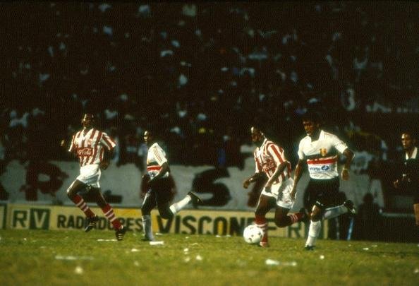 Na final do Pernambucano de 1993, Santa Cruz veste a camisa da CCS diante do Náutico. Equipe coral conquistou o título da competição