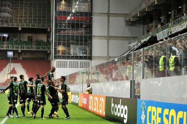 Fotos do gol de Juninho, o terceiro do Amrica na partida contra o Grmio, no Independncia, em BH, pelo Brasileiro: 3 a 0