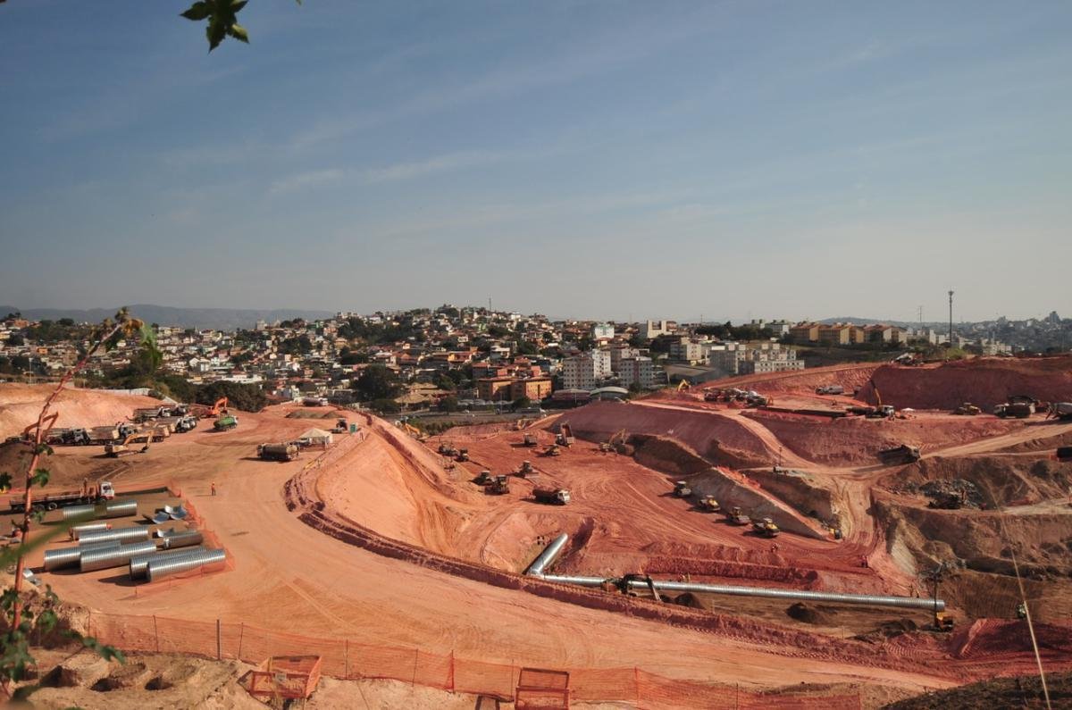 Novas fotos da construo da Arena MRV, estdio do Atltico, no bairro Califrnia, em Belo Horizonte. Nos arredores, curiosos fazem o que podem para ver o andamento das obras. (Alexandre Guzanshe/EM/D.A Press)