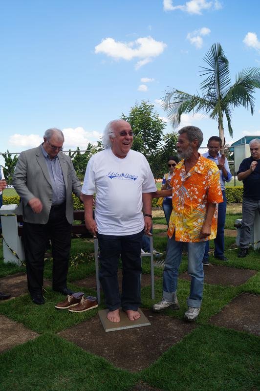 17/12/2014 - Tosto, ao lado do presidente do Cruzeiro, Gilvan de Pinho Tavares (e), durante cerimnia na Toca da Raposa II. Tosto colocava os ps na Calada da Fama do Cruzeiro.
