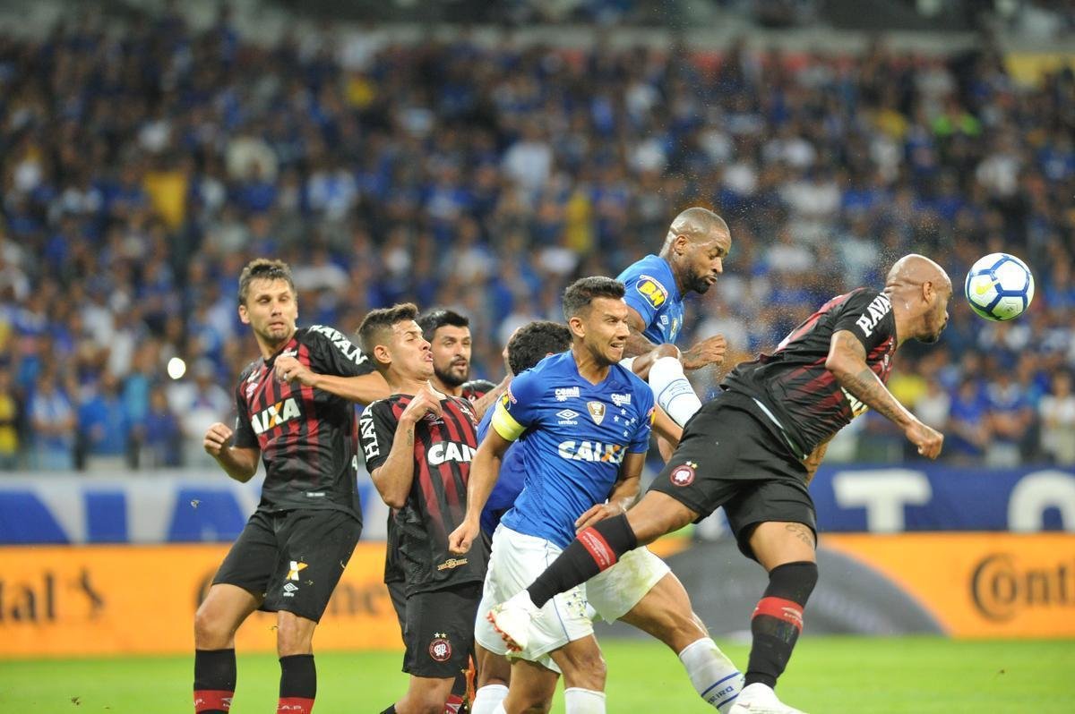 Lances do primeiro tempo do duelo entre Cruzeiro e Atltico, no Mineiro, pelas oitavas de final da Copa do Brasil