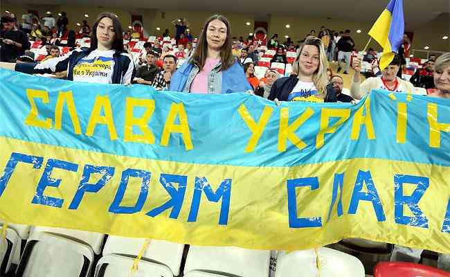 Torcedoras ucranianas protestam contra guerra em estádio: campeonato termina sem vencedor