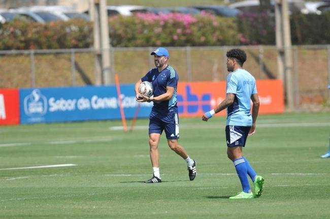Dia movimentado na Toca: coletiva de Pezzolano, retorno da imprensa ao CT e treino em campo