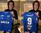 Presente de Arrascaeta: Cavani recebe camisa personalizada do Cruzeiro