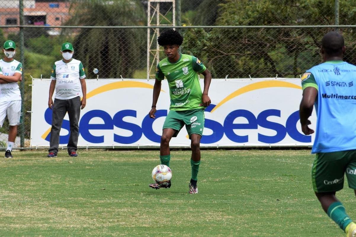 O Amrica segue com treinos preparatrios para a disputa do Campeonato Mineiro 2021. Comandados pelo auxiliar tcnico Mrcio Hahn, jogadores da base americana - e tambm os que tiveram menos oportunidades na temporada 2020 - realizam atividades voltadas ao Estadual.