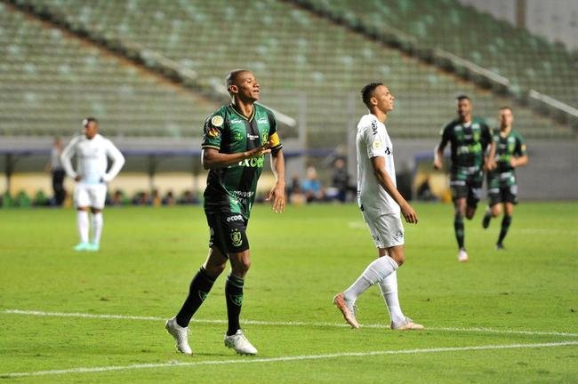 Fotos do gol de Juninho, o terceiro do Amrica na partida contra o Grmio, no Independncia, em BH, pelo Brasileiro: 3 a 0