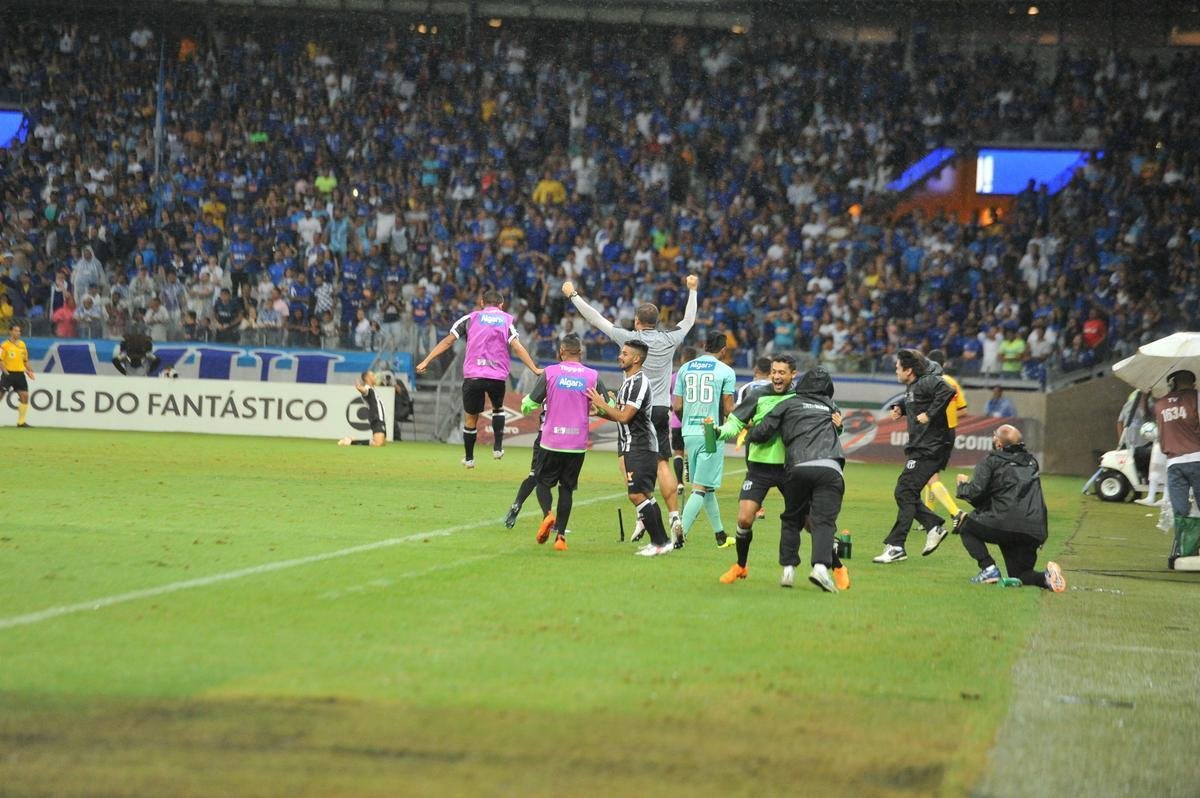 Fotos de Cruzeiro x Cear, no Mineiro, em jogo atrasado da 27 rodada do Brasileiro