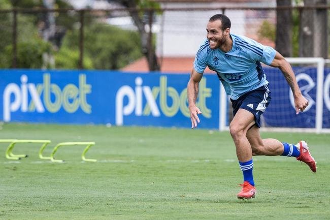 Embora tenha contrato at dezembro de 2023, Pedro Castro j esteve em uma 'lista de dispensa' do Cruzeiro, no meio da temporada 2022. No segundo semestre do ano, recuperou o espao e ganhou oportunidades na Srie B. Contudo, sua sequncia na Toca II  icerta.