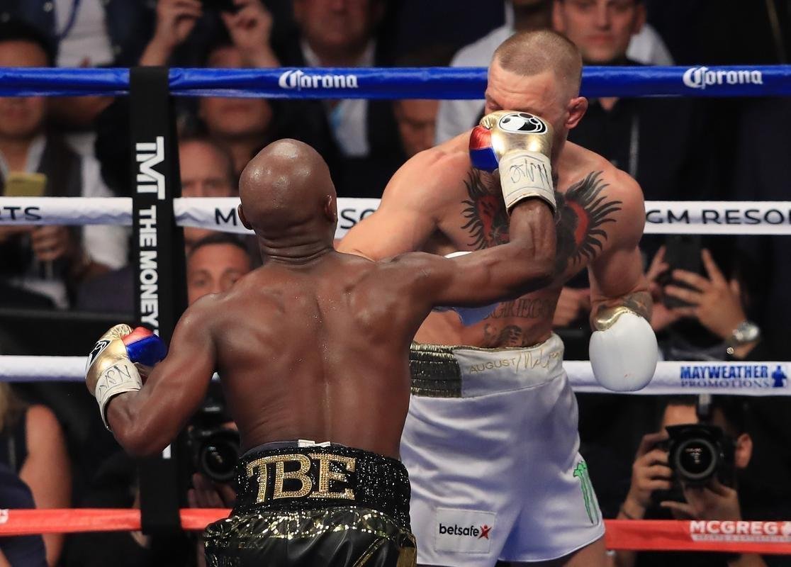 O americano Mayweather bateu o irlands Conor McGregor por nocaute tcnico