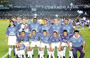 Cruzeiro de 2000, tricampeão da Copa do Brasil ao vencer o São Paulo por 2 a 1 no Mineirão. Na foto estão Sorín, André Doring, Cléber, Donizete Oliveira, Cris e Marcos Paulo; Geovanni, Jackson, Rodrigo, Ricardinho e Oséas.