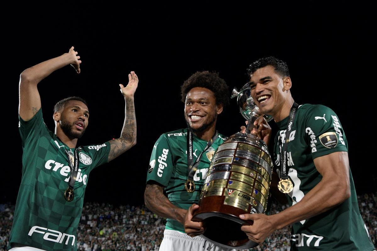 Fotos: festa dos jogadores do Palmeiras com a taa da Libertadores