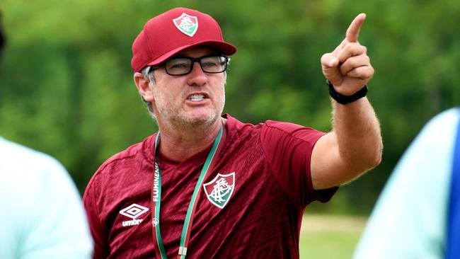 Odair Hellmann come�ou a temporada no comando do Fluminense. Em 7 de dezembro, recebeu proposta irrecus�vel do Al Wasl, dos Emirados �rabes Unidos, e deixou o tricolor. O treinador deixa o Flu ap�s exatos 50 jogos, com 24 vit�rias, 12 empates e 14 derrotas, totalizando um aproveitamento de 56% de aproveitamento. Foram 75 gols marcados e 47 sofridos no per�odo.